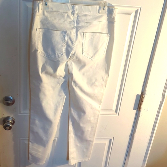 White stretch jeans with pearls on the front legs - Picture 2 of 2